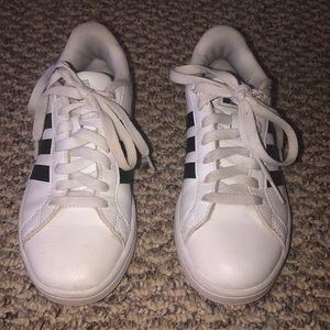 Women’s Adidas Shoes (Size: 6)